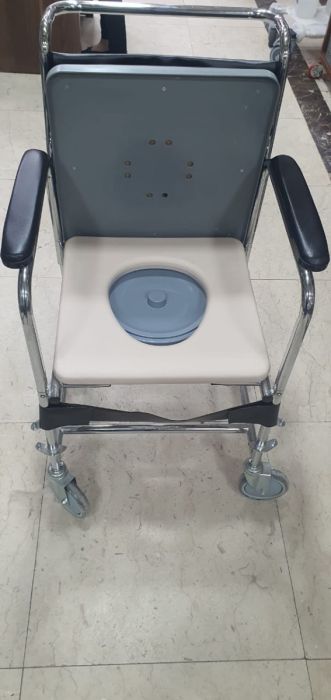كرسي نقل مريض بقعدة تواليت نيكل wheelchair مستورد خفيف متين ويمكن طيه وحمله بسهولة قاعدة 51